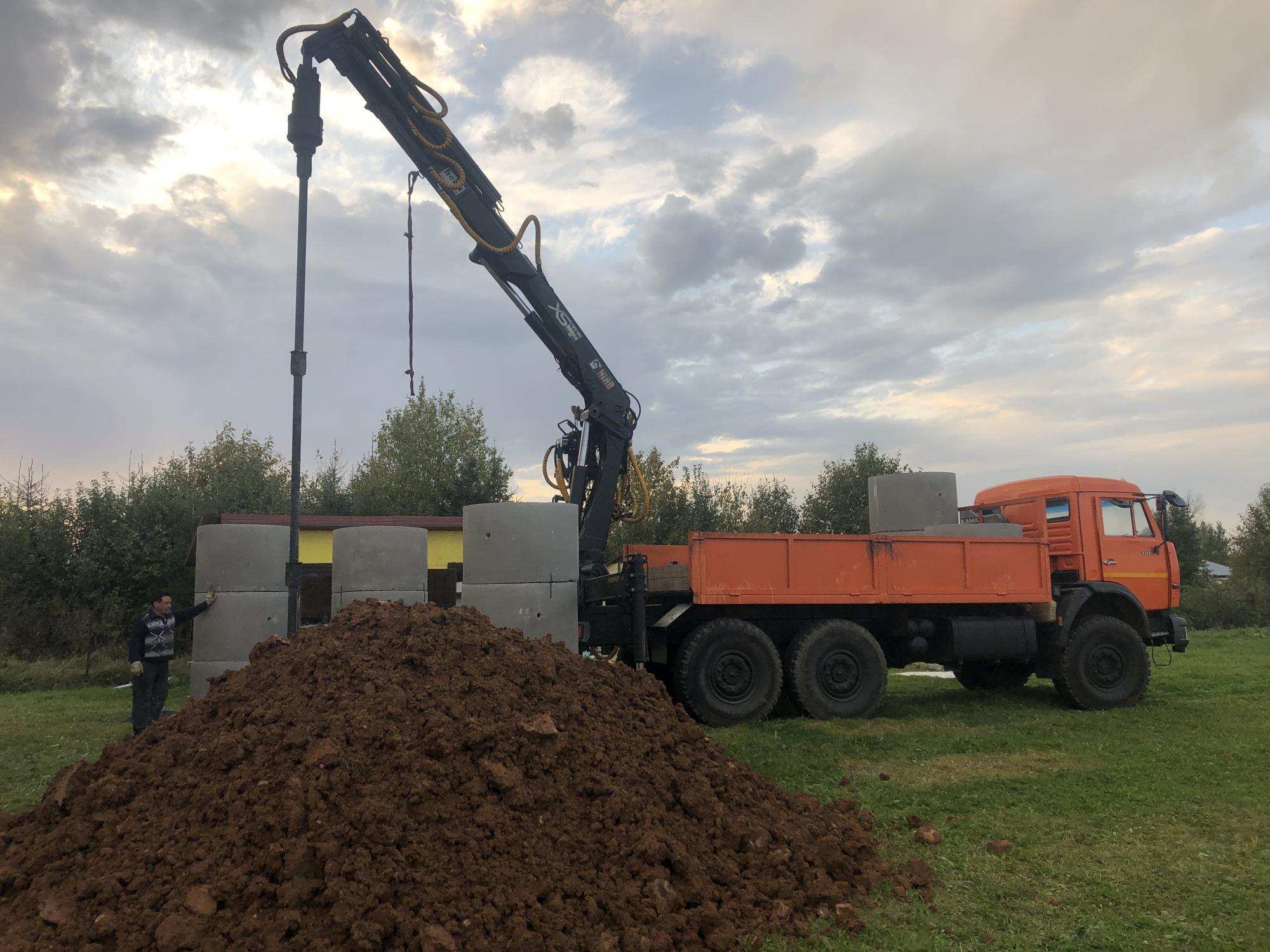 Буровая установка и кольца на участке